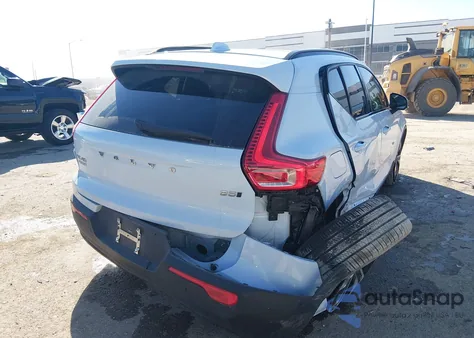 2025 Volvo Xc40 B5 Plus Dark Theme z USA, uszkodzony, nr VIN YV4L12UC5S2537901